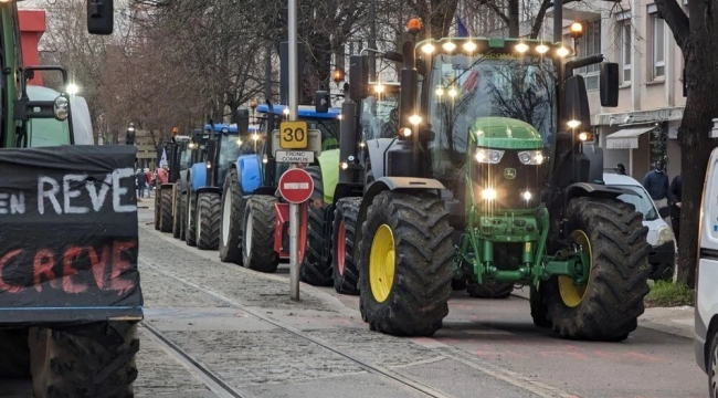 Fransa'da çiftçiler traktörleriyle Paris'i kuşattı