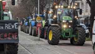 Fransa'da çiftçiler traktörleriyle Paris'i kuşattı