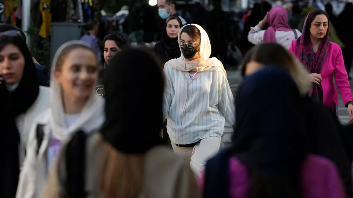 İran'da SMS'le başörtüsü hatırlatması