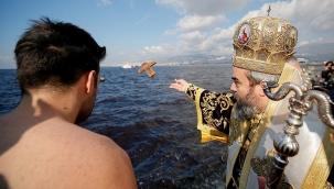 İstanbul'da denizden haç çıkarma törenleri yapıldı