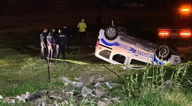 İzmir'de polis aracı köpeğe çarpıp şarampole uçtu