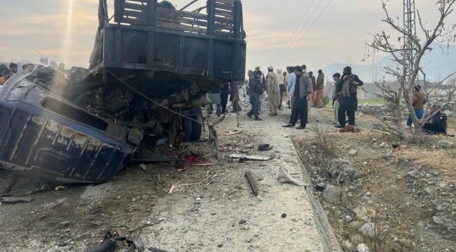 Pakistan'da bombalı saldırı: 5 polis öldü