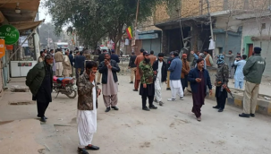 Pakistan'da parti mitingine bombalı saldırı: 4 ölü