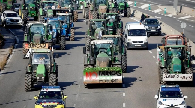 İspanya'da çiftçiler yolları kapatarak eylem yaptı