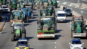 İspanya'da çiftçiler yolları kapatarak eylem yaptı