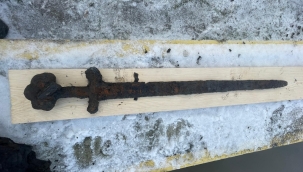 Polonya'da nehirde bin yıllık kılıç bulundu