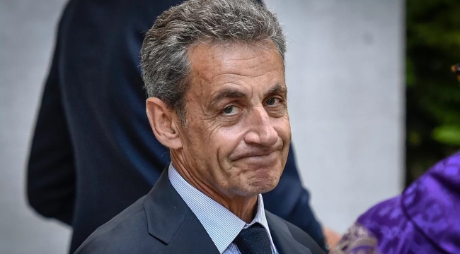 Sarkozy'e altı ayı ertelemeli 1 yıl hapis cezası 
