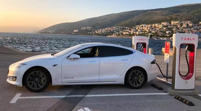 Tesla, ABD'de 2,2 milyon aracını geri çağırıyor