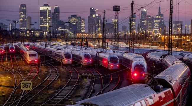 Almanya'da grev: Binlerce tren ve uçak seferi iptal