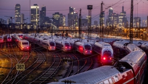 Almanya'da grev: Binlerce tren ve uçak seferi iptal