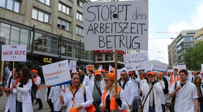 Almanya'da yüzlerce doktor iş bırakma grevi yaptı 