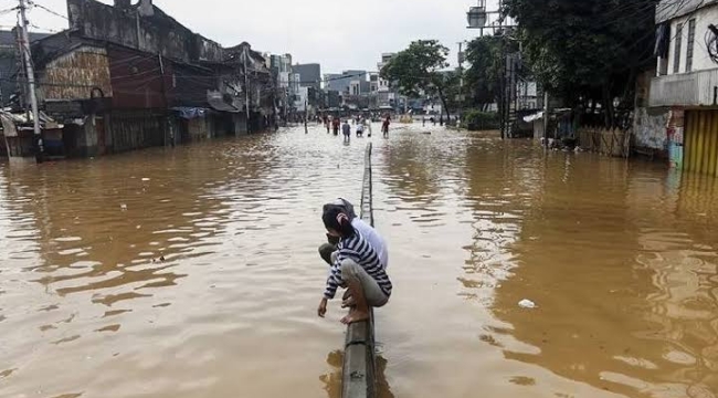 Endonezya'da sel: 40 bin kişi evini terk etti