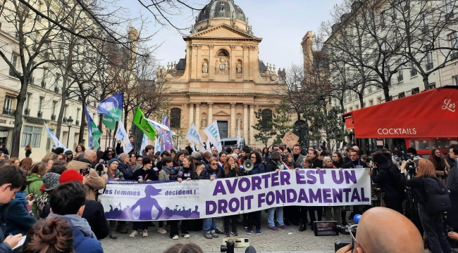 Fransa'da kürtaj yasası 9 Mart'ta yürürlüğe girdi