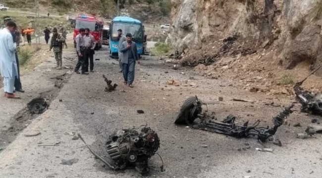 Pakistan'da otomobile intihar saldırısı: 6 can kaybı