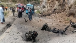 Pakistan'da otomobile intihar saldırısı: 6 can kaybı