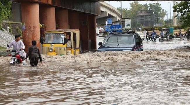 Pakistan'da şiddetli sel ve heyelan 37 can aldı
