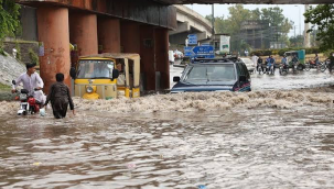 Pakistan'da şiddetli sel ve heyelan 37 can aldı
