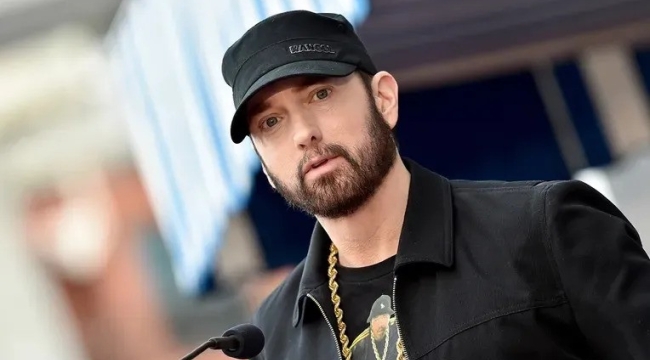Eminem yeni bir albüm çıkaracağını duyurdu