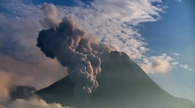 Endonezya'da Merapi Yanardağı'nda patlama