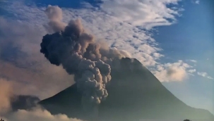 Endonezya'da Merapi Yanardağı'nda patlama