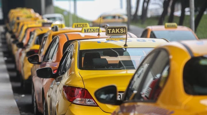 İstanbul'da taksici yolcusundan zorla bahşiş aldı