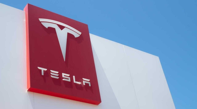 Tesla, sürücüsüz taksisini bu yaz tanıtacak