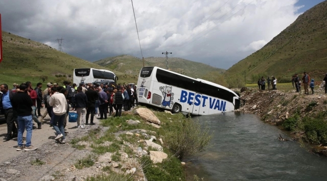 Bitlis'te yolcu otobüsü dereye düştü: 7 yaralı