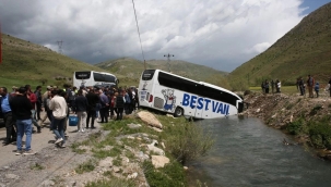 Bitlis'te yolcu otobüsü dereye düştü: 7 yaralı