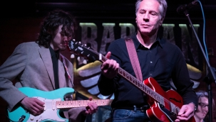 Blinken, Kiev'de bir bar sahnesinde şarkı söyledi