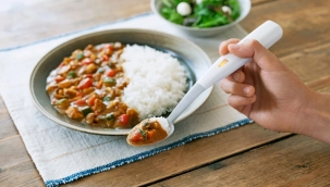 Elektronik kaşıkla tuzsuz yemekler, tuzlu tadında