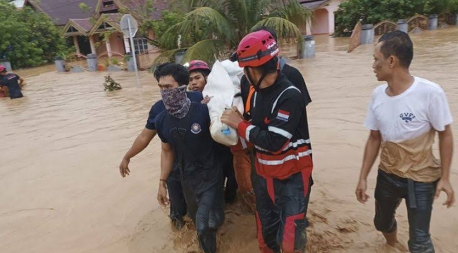 Endonezya'da sel ve heyelan: 15 can kaybı