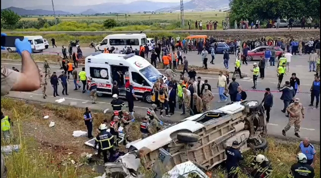 Gaziantep'te tanker minibüse çarptı: 9 can kaybı