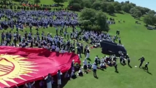 Kırgızistan'da kamyonet, okuma etkinliğine daldı