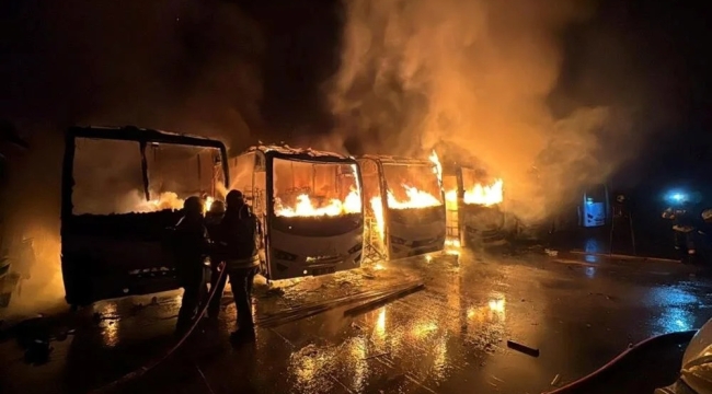Kocaeli'de otoparkta yangın çıktı: 15 araç yandı