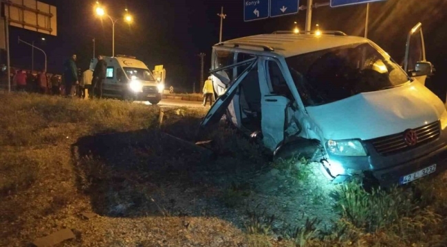 Konya'da midibüsle panelvan çarpıştı: 24 yaralı