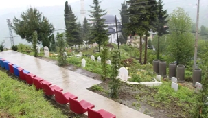 Trabzon'da mezarlığa tribün koltuğu yerleştirildi