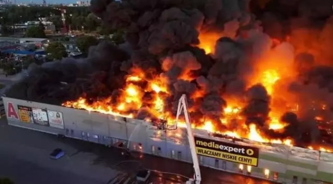 Varşova'da bir AVM'de yangın: 1.348 dükkan yandı