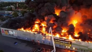 Varşova'da bir AVM'de yangın: 1.348 dükkan yandı