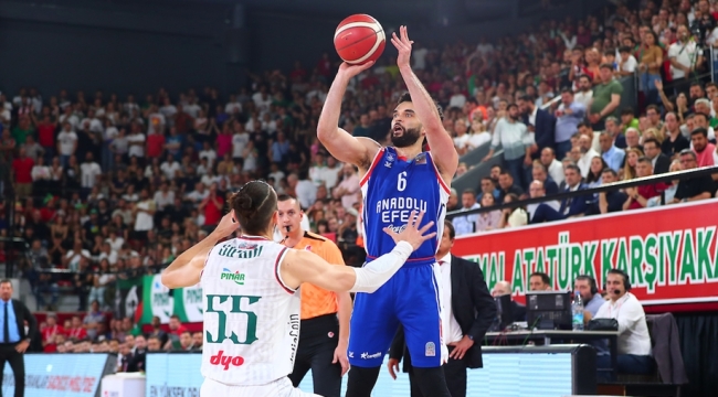 Anadolu Efes, yarı finalde Karşıyaka'yı 97-90 yendi