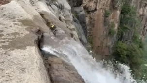 Çin'in en yüksek şelalesinde "boru" hilesi