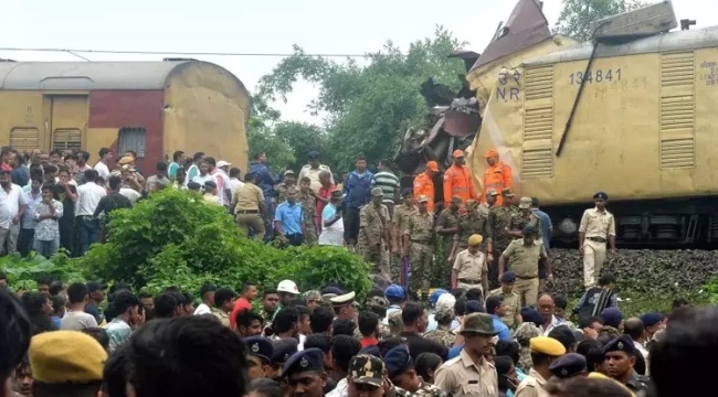 Hindistan'da iki tren çarpıştı: 8 kişi öldü