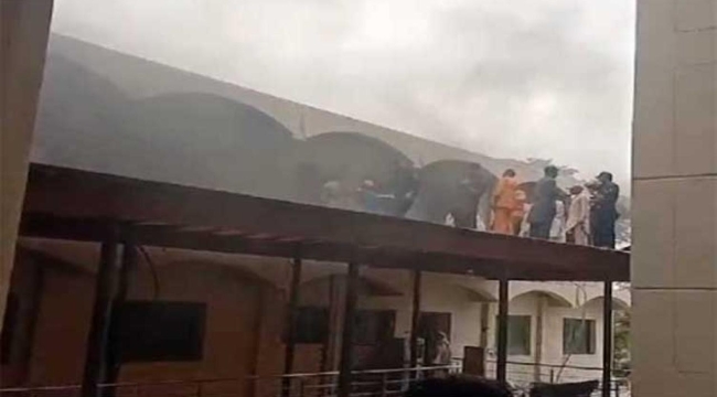 Pakistan'da bir hastanede yangın: 5 çocuk öldü