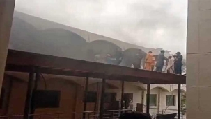 Pakistan'da bir hastanede yangın: 5 çocuk öldü