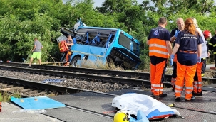 Slovakya'da otobüsle yolcu treni çarpıştı: 5 ölü