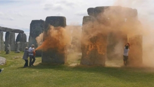 Stonehenge'i boyayan 2 vandal tutuklandı