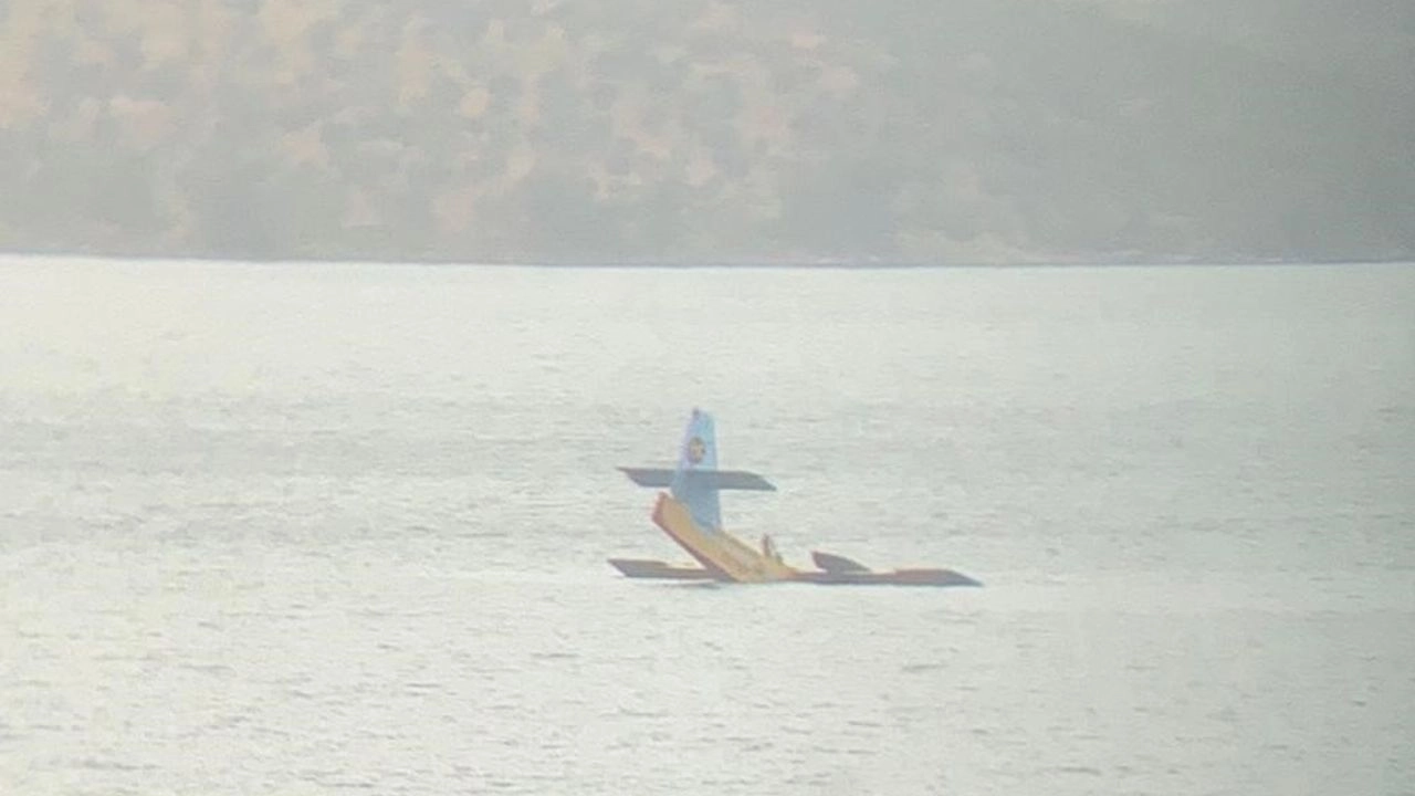 Yangın söndürme uçağı Bafa Gölü'ne sert iniş yaptı