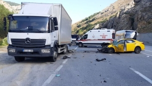 Erzincan'da otomobil kamyona çarptı: 2 ölü