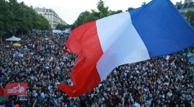 Fransa'da erken genel seçimi sol ittifak kazandı