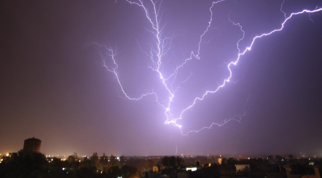 Hindistan'da yıldırım düşmesi sonucu 63 kişi öldü