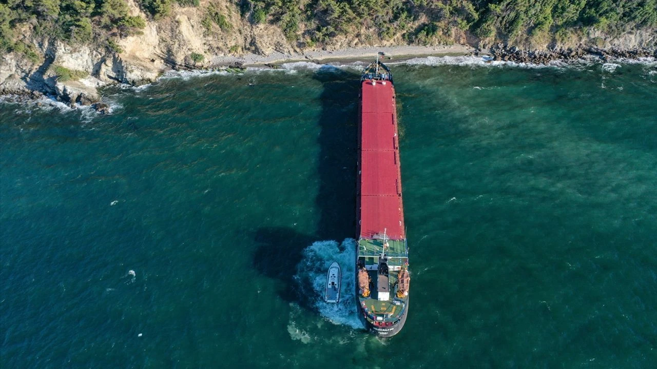 Mudanya'da kargo gemisi karaya oturdu 